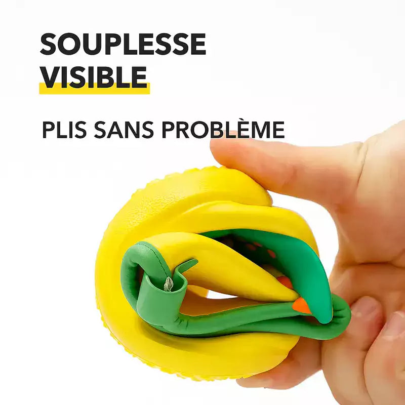 Bottes de pluie jaune montrant sa souplesse