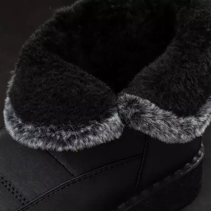 Photo macro montrant l'intérieur de la botte fourrée homme mettant en avant la doublure douce et épaisse