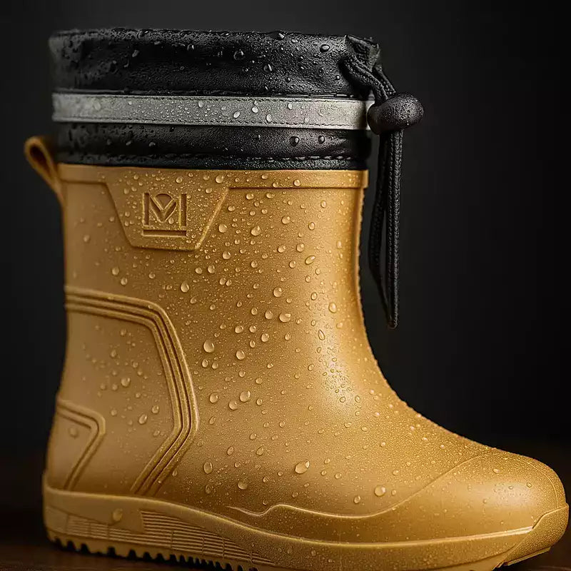 botte de pluie homme montrant la texture résistant du caoutchouc et l'eau perlant sur la surface
