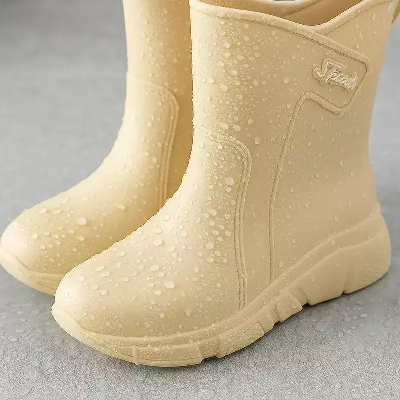 bottes de pluie beige gouttes d'eau visibles perlant sur le caoutchouc