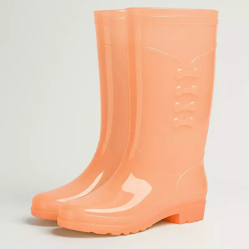 bottes de pluie femme colorées sur fond gris clair minimaliste