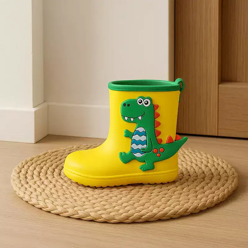 bottes de pluie fille posées proprement sur un paillasson dans une entrée