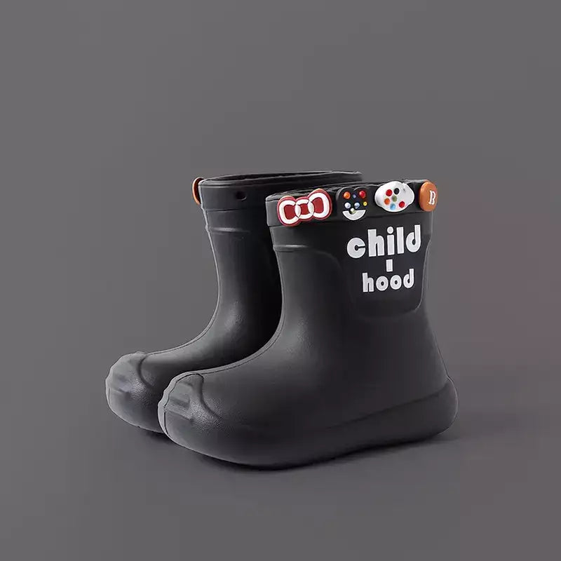 bottes de pluie fille sur fond noir