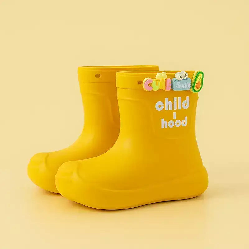 bottes de pluie fille sur fond uni jaune