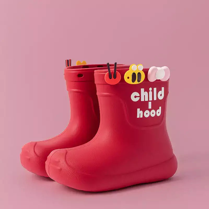 bottes de pluie fille sur fond uni rouge