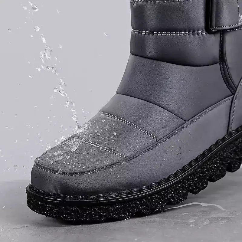 bottes fourrées homme avec des gouttes d'eau éclaboussant la surface