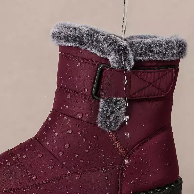 bottes fourrées homme avec gouttes d'eau qui perlent dessus