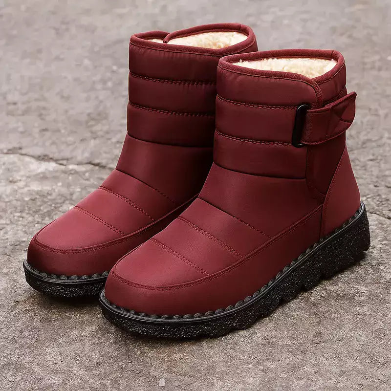 bottes fourrées homme posées sur un sol en pierre rugueuse