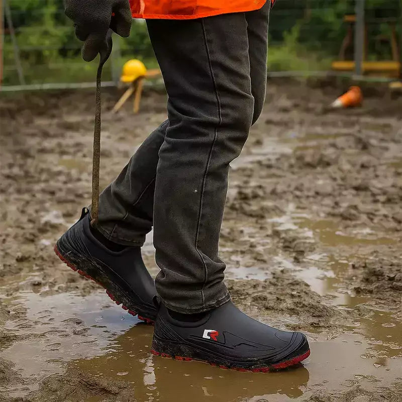 homme sur un chantier portant des bottes de pluie homme basses